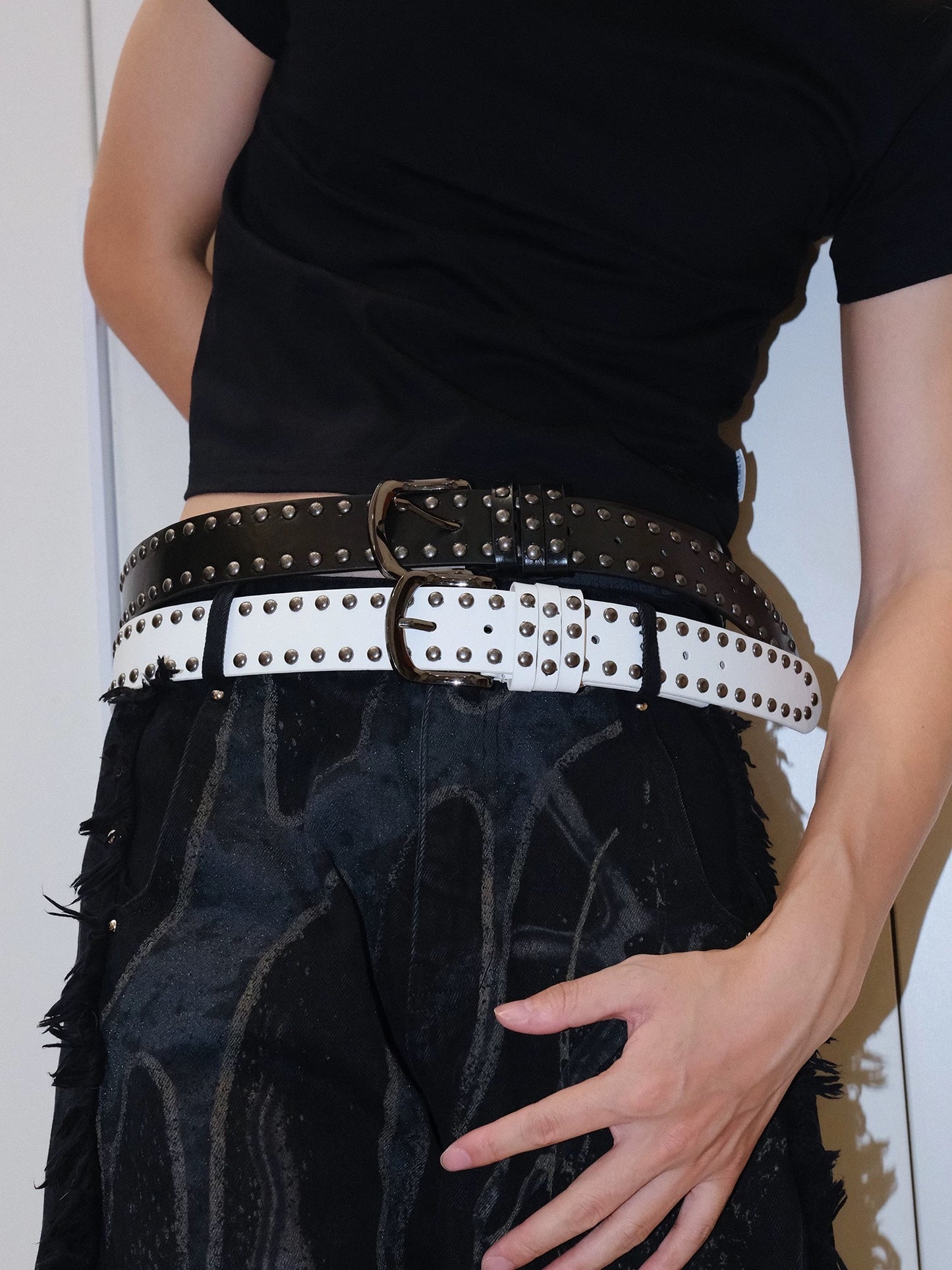 黒と白のパンクリベットベルト