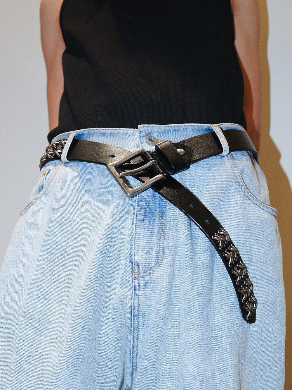 本革の棘彫刻スタッズベルト