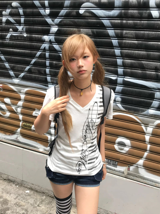 no E mosen「LovE Music」ラインストーン ベビーTシャツ - ピアノ鍵盤スクリプトVネック スリムトップ