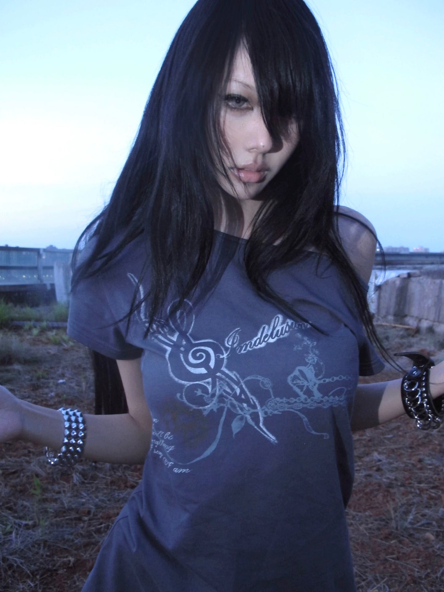 コットンオフショルダースリムフィットパンクプリントTシャツ