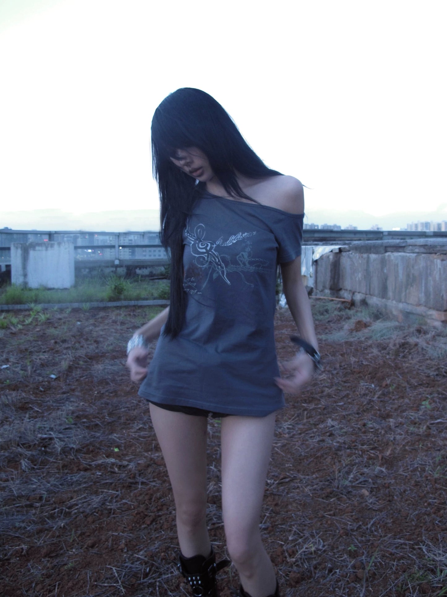 コットンオフショルダースリムフィットパンクプリントTシャツ