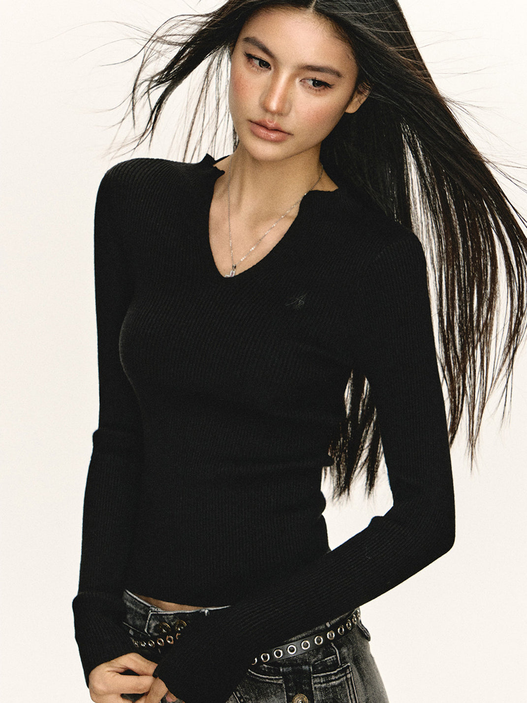 ARISEISM Retro V-Neck Slim-Fit Long-Sleeve Top - view 3