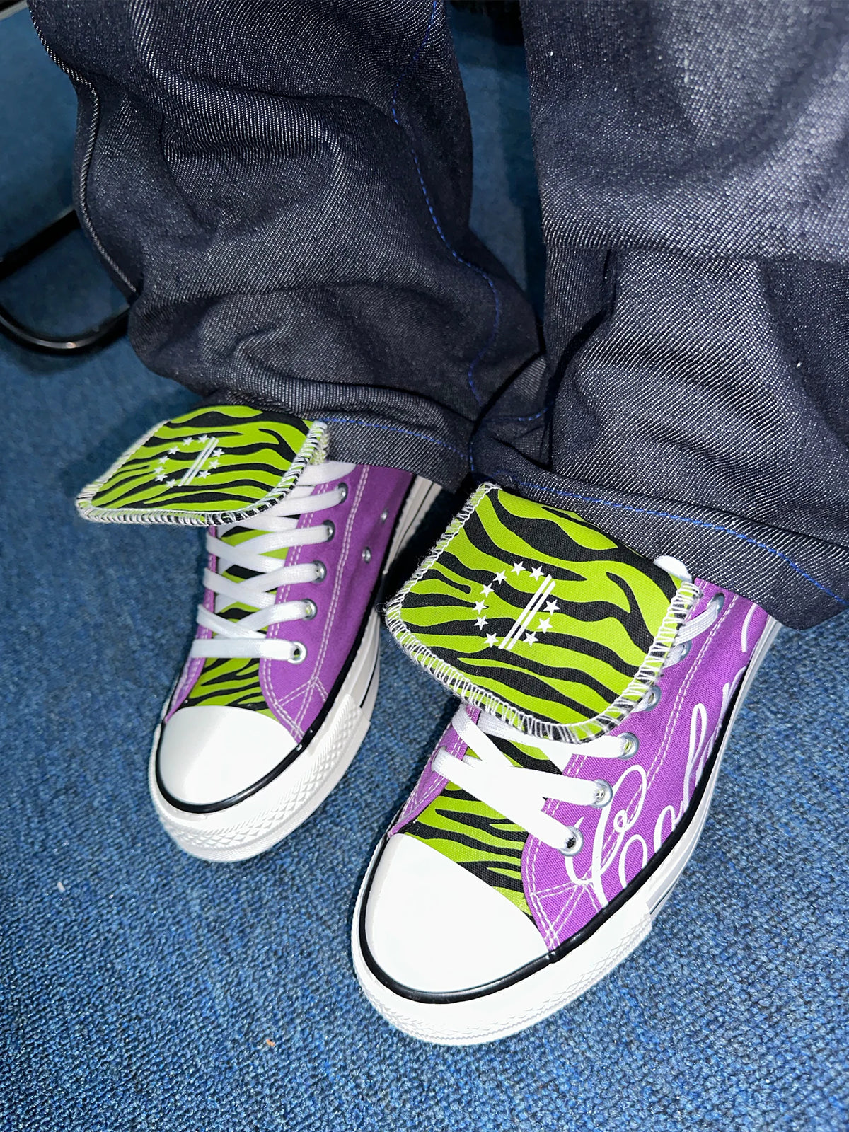 Zebra Tongue Script Skull Low-Top Canvas Sneakers - Purple on feet