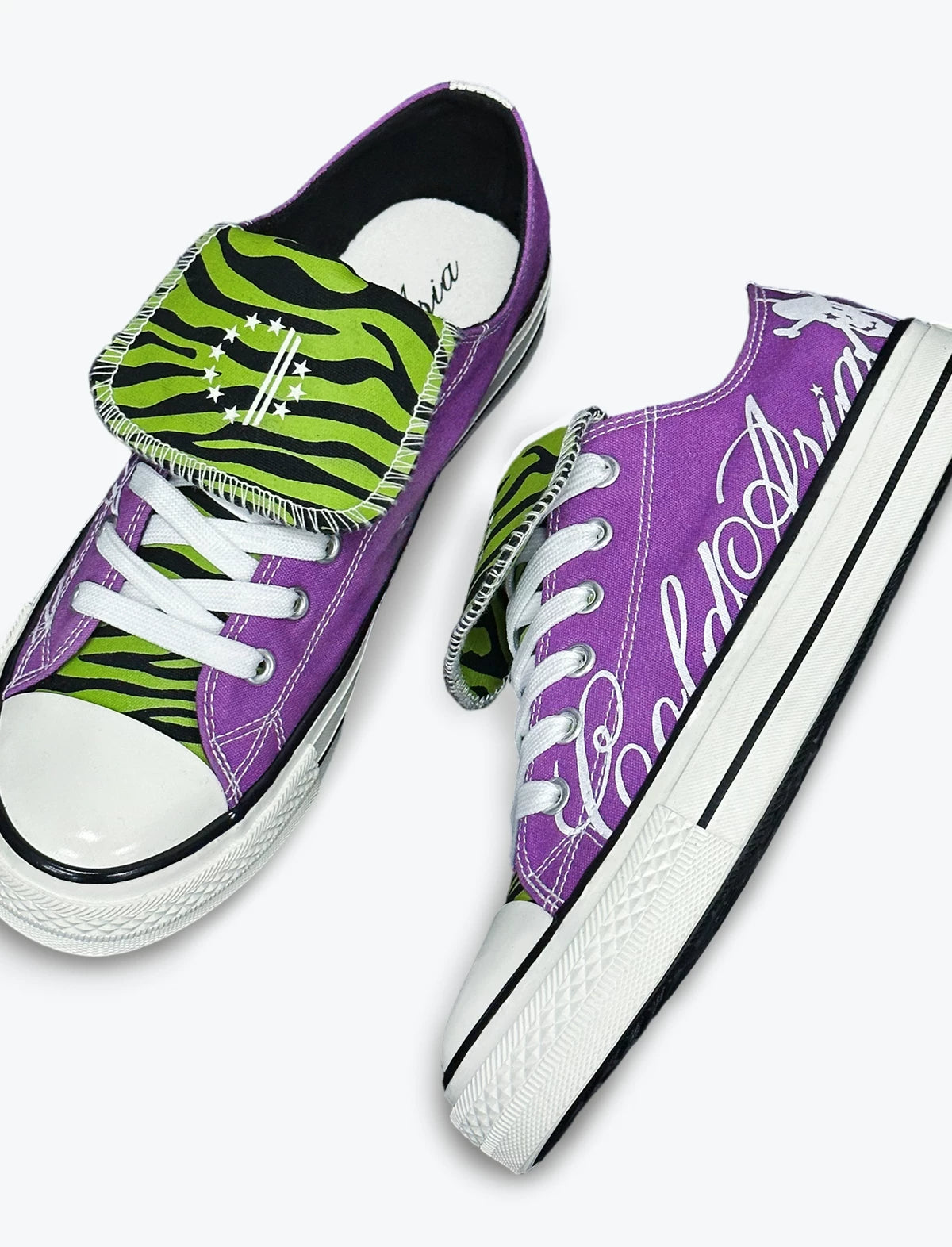 Zebra Tongue Script Skull Low-Top Canvas Sneakers - Purple tongue detail