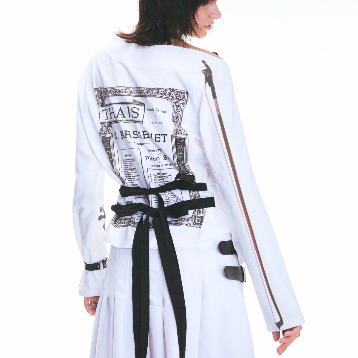 Back print and long ribbon ties