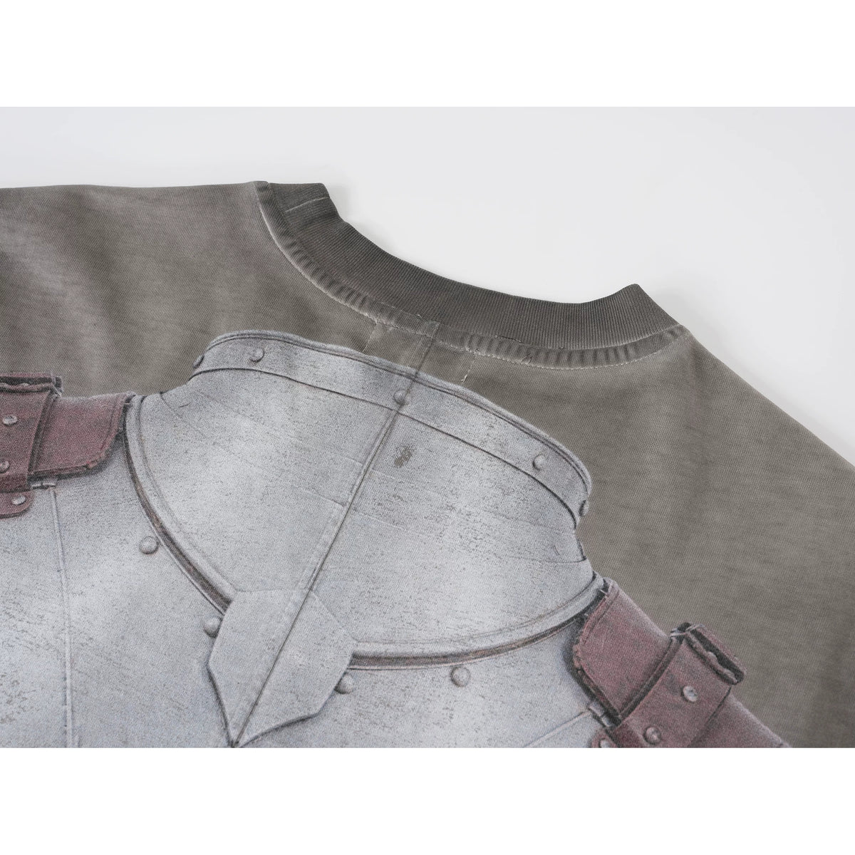 Armor Print Washed Gradient Sleeveless Tank Top - collar detail