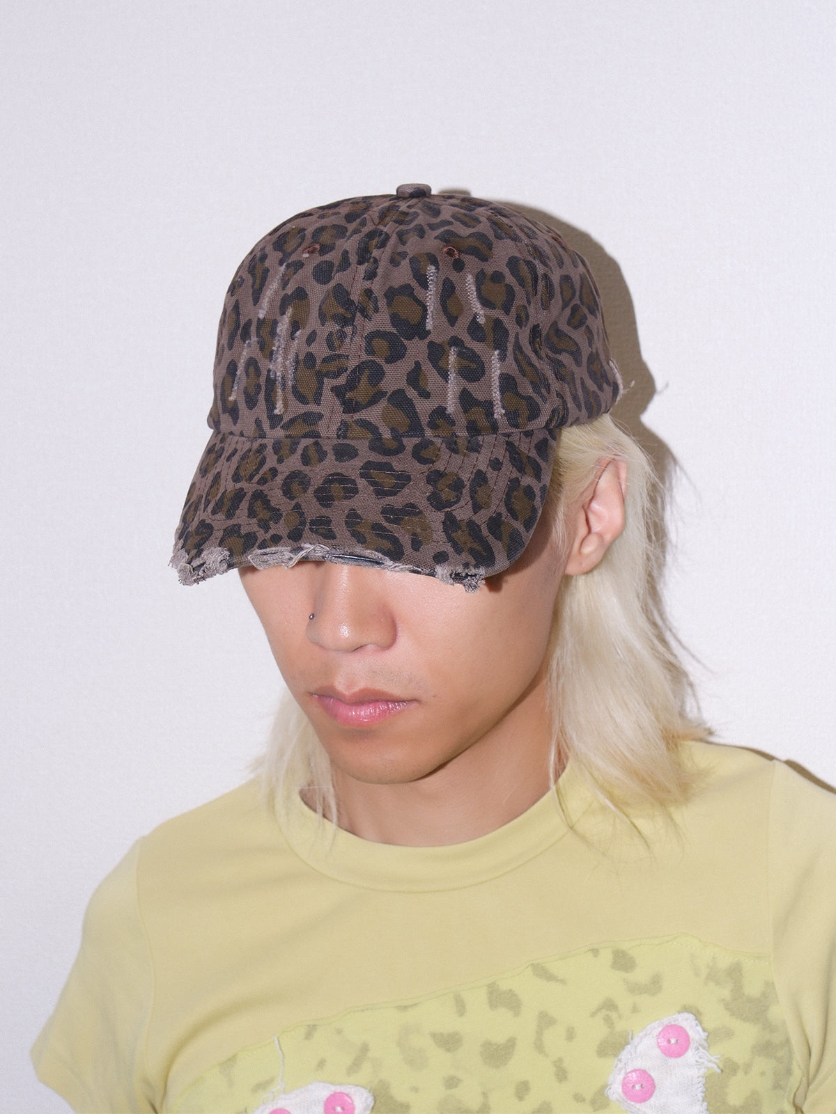 ヒョウ柄のダメージ加工ベースボールキャップ