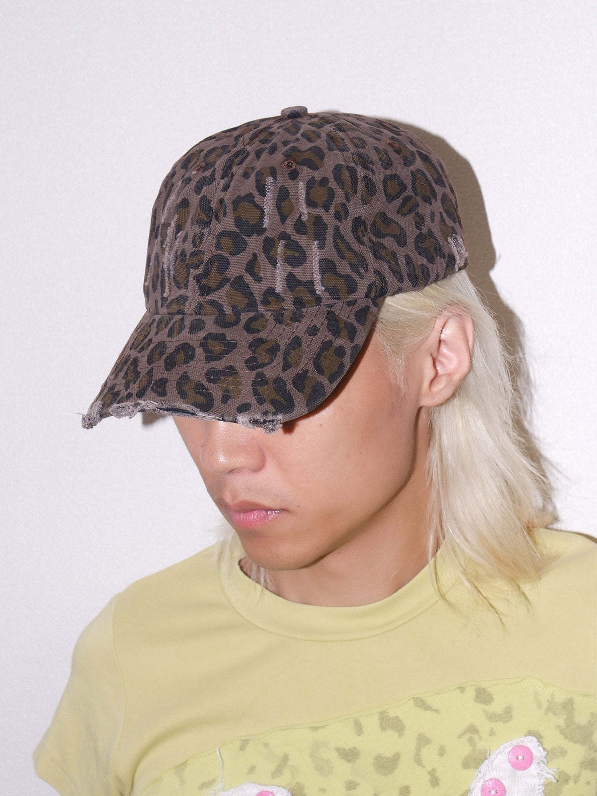 ヒョウ柄のダメージ加工ベースボールキャップ