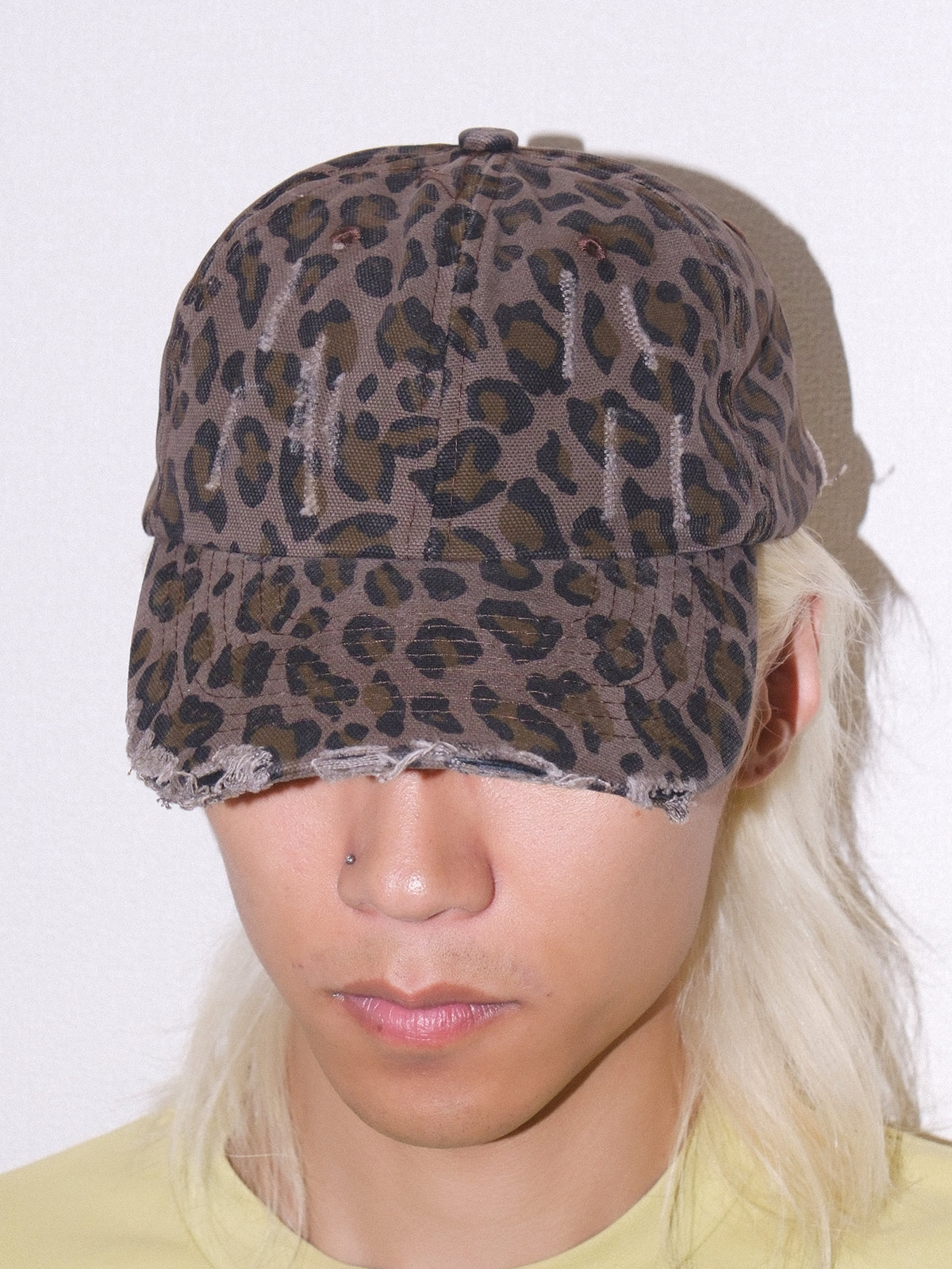 ヒョウ柄のダメージ加工ベースボールキャップ