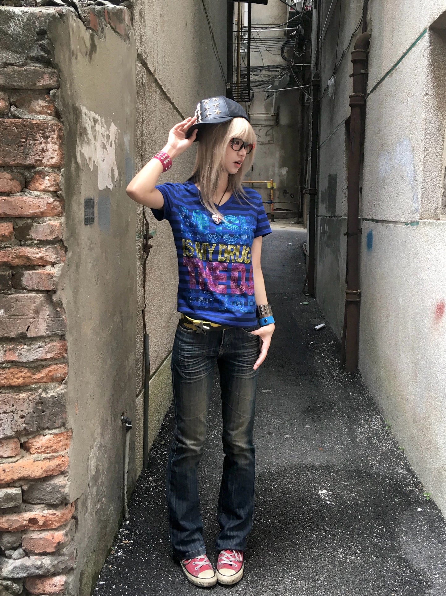 noE「MUSIC DRUG」スローガン ストライプTシャツ - 鮮やかなラインストーンのグラフィック スリムTシャツ