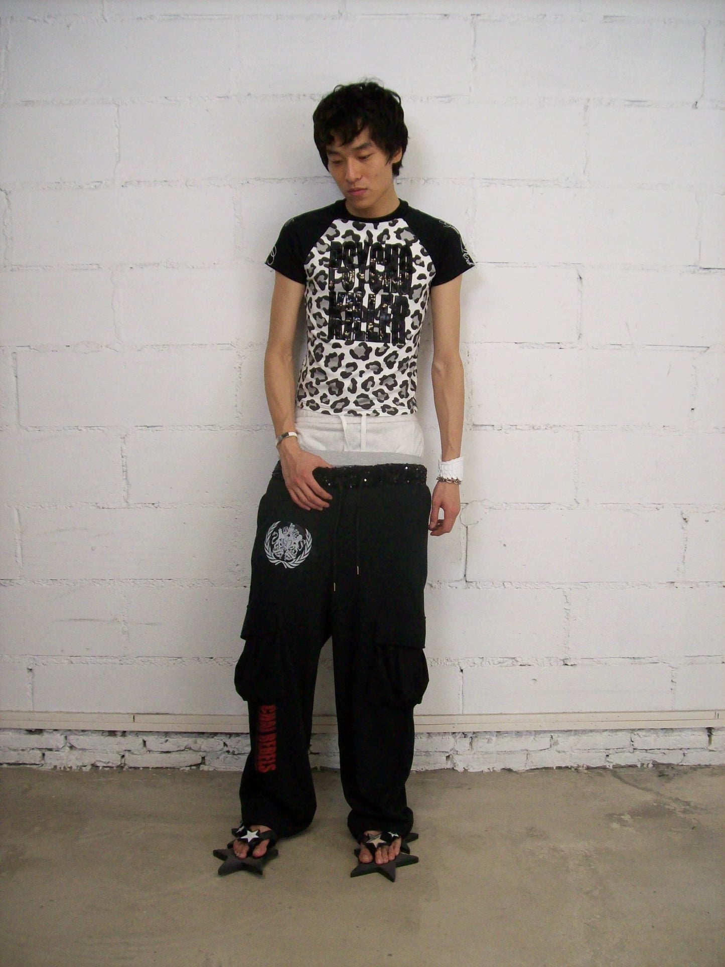 CHAI SS26 ヘラルディックプリント カーゴスウェットパンツ - スパンコールウエスト マルチポケットジョガー