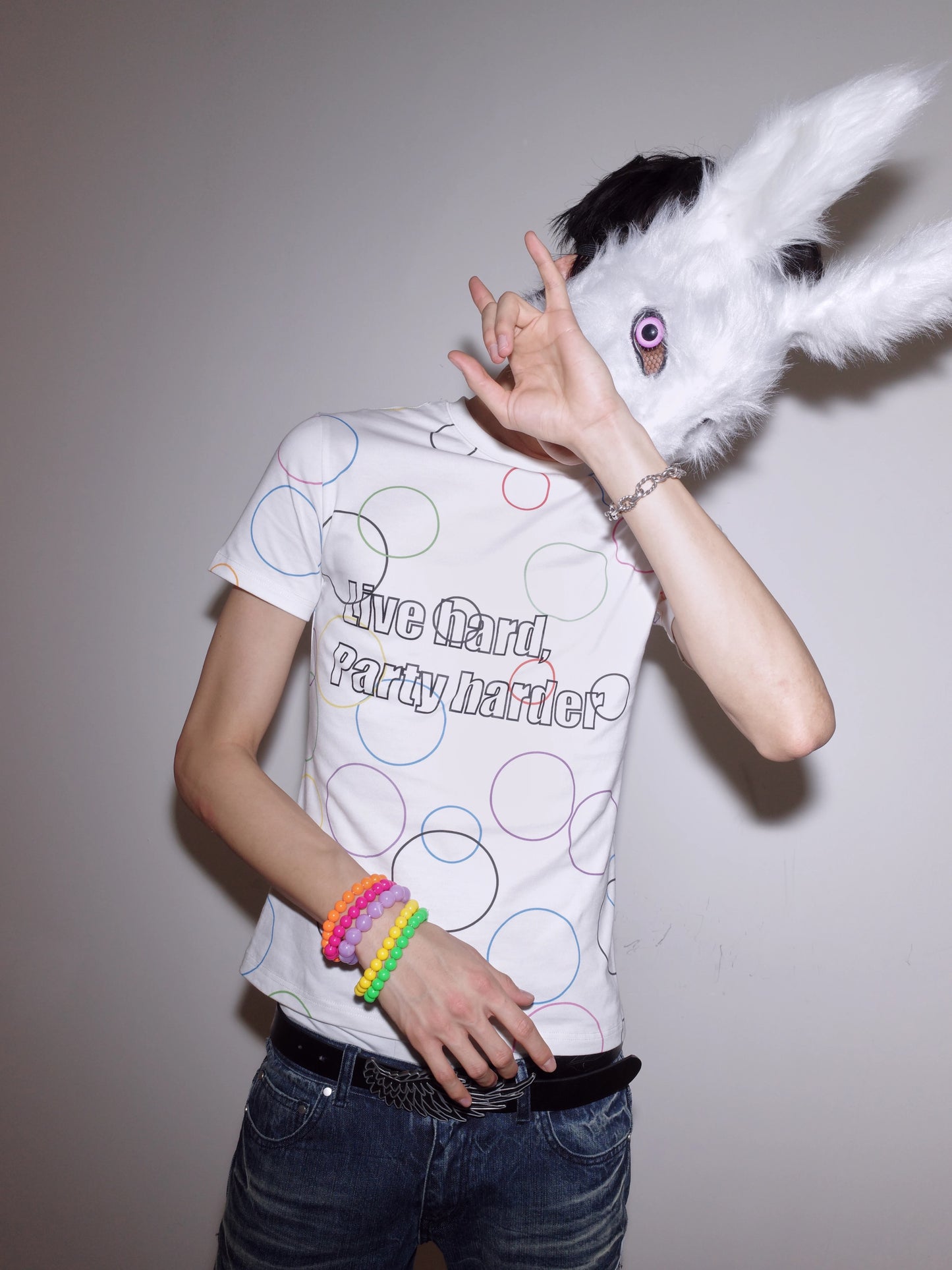 CHAI SS26 「Party Harder」スローガンTシャツ - カラフルサイケデリック渦巻スリムベビーTシャツ