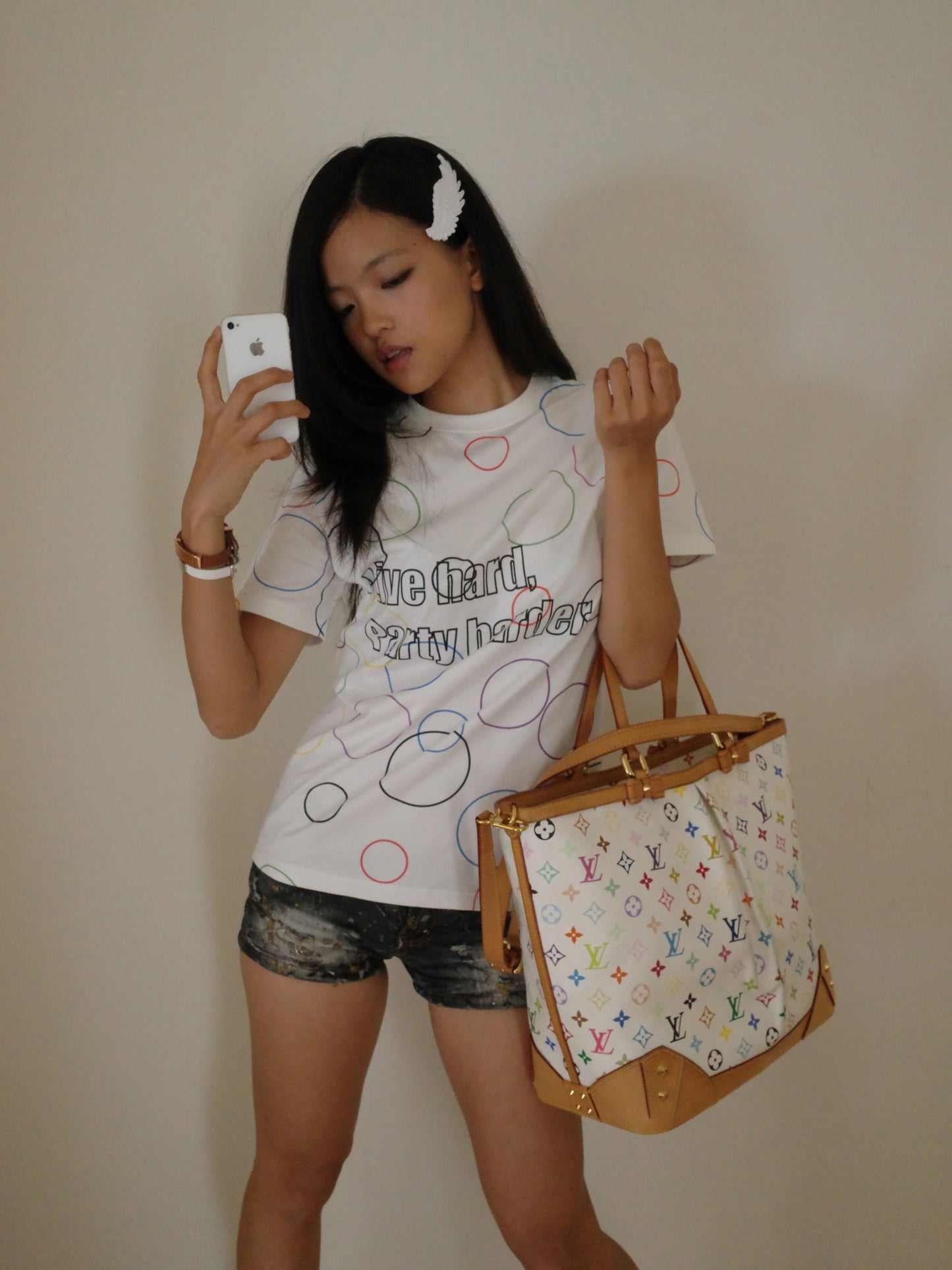 CHAI SS26 「Party Harder」スローガンTシャツ - カラフルサイケデリック渦巻スリムベビーTシャツ