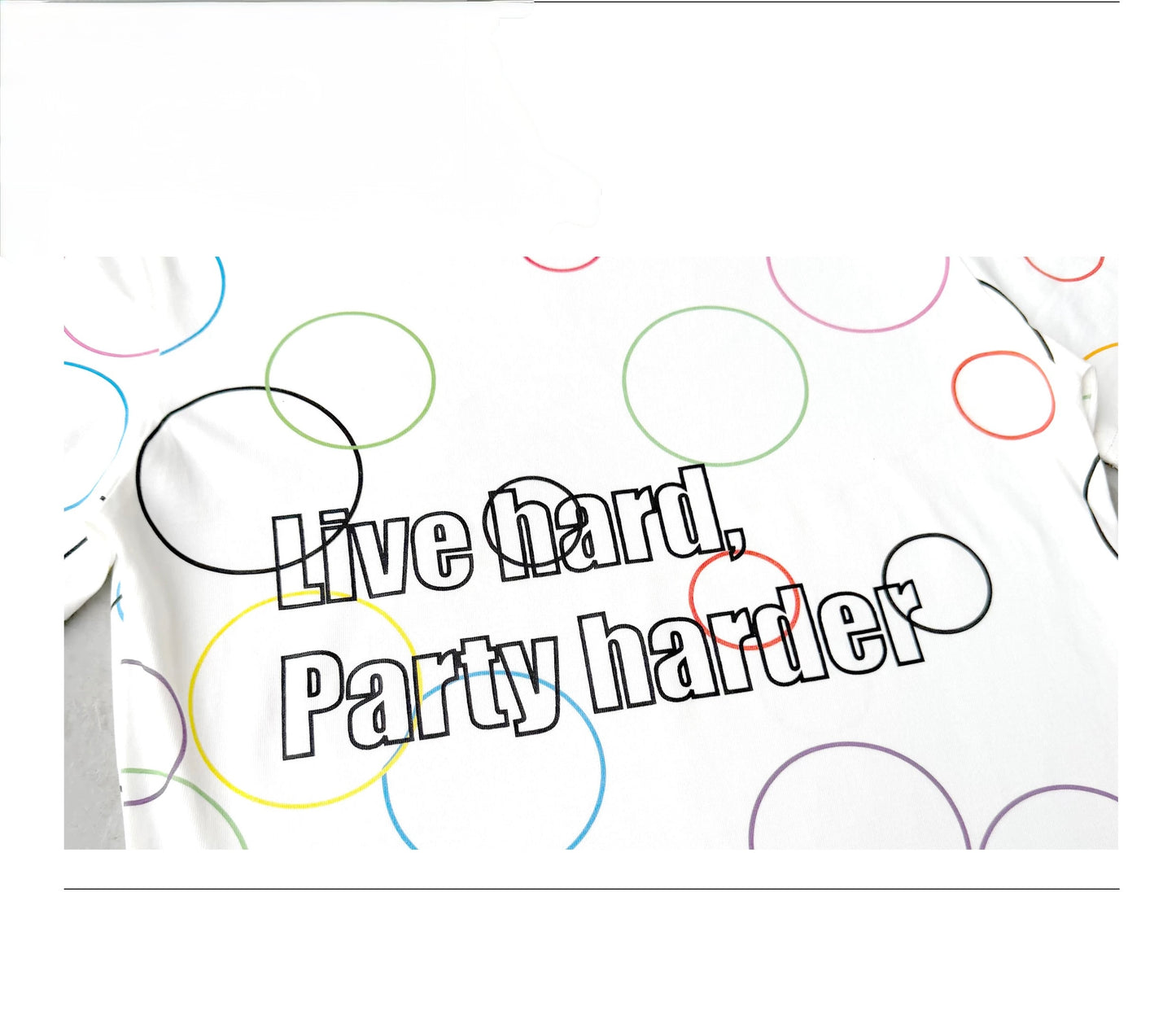 CHAI SS26 「Party Harder」スローガンTシャツ - カラフルサイケデリック渦巻スリムベビーTシャツ